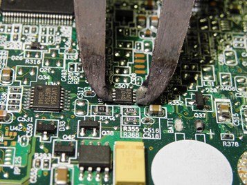 Демонтаж SMD двухконтурным импульсным термопинцетом Демонтаж SMD двухконтурным импульсным термопинцетом